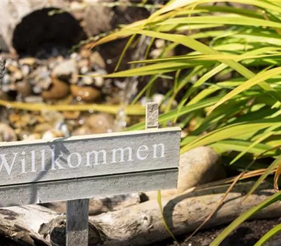 Immer auf dem richtigen Weg: Schilder und Wegweiser im Garten Immer auf dem richtigen Weg: Schilder und Wegweiser im Garten