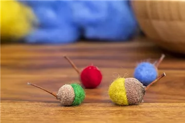 Bunte Filzeicheln – Herbstdeko mal anders