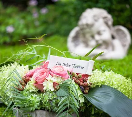 Das Grab im Sommer – die richtigen Blumen finden