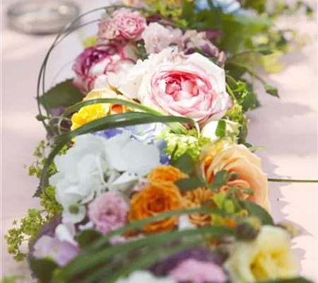 Blumen als ideale Tischdeko für den wichtigsten Tag im Leben