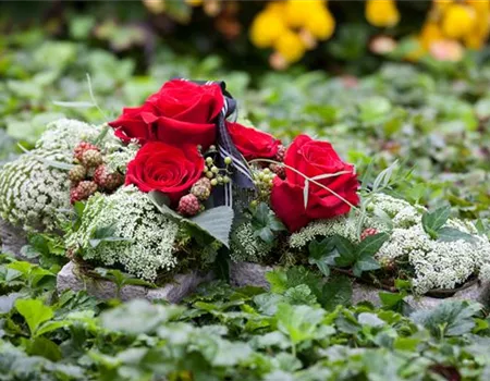 Grabgestecke zur Grabgestaltung an Allerheiligen und am Totensonntag