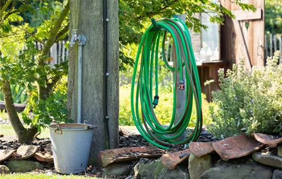 Sommer, Sonne, Abkühlung: eine Gartendusche für den Sommer