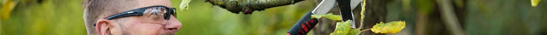 GS696055_Gartengeräte - Mann mit Astschere_.jpg
